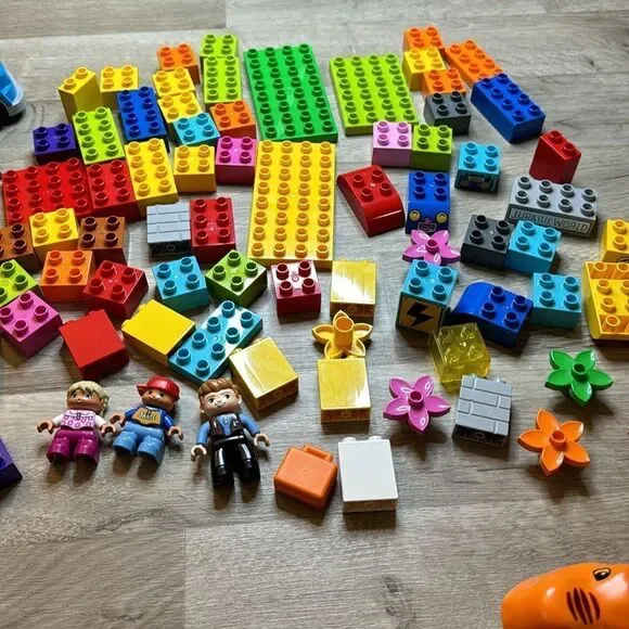 Legos. Duplo sets. The whole lot here. 90 Legos. Jurassic Park dinosaur - Picture 4 of 6